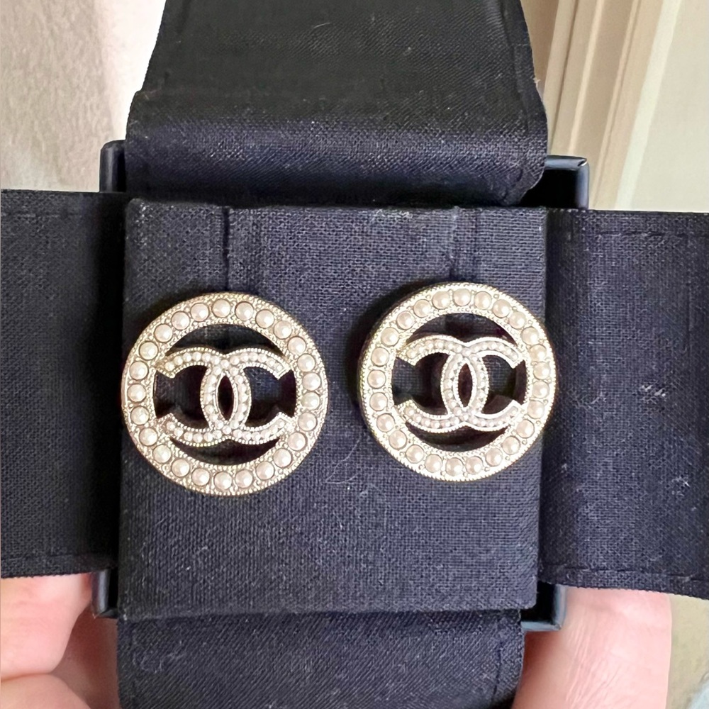 Authentic Chanel Pearl earring